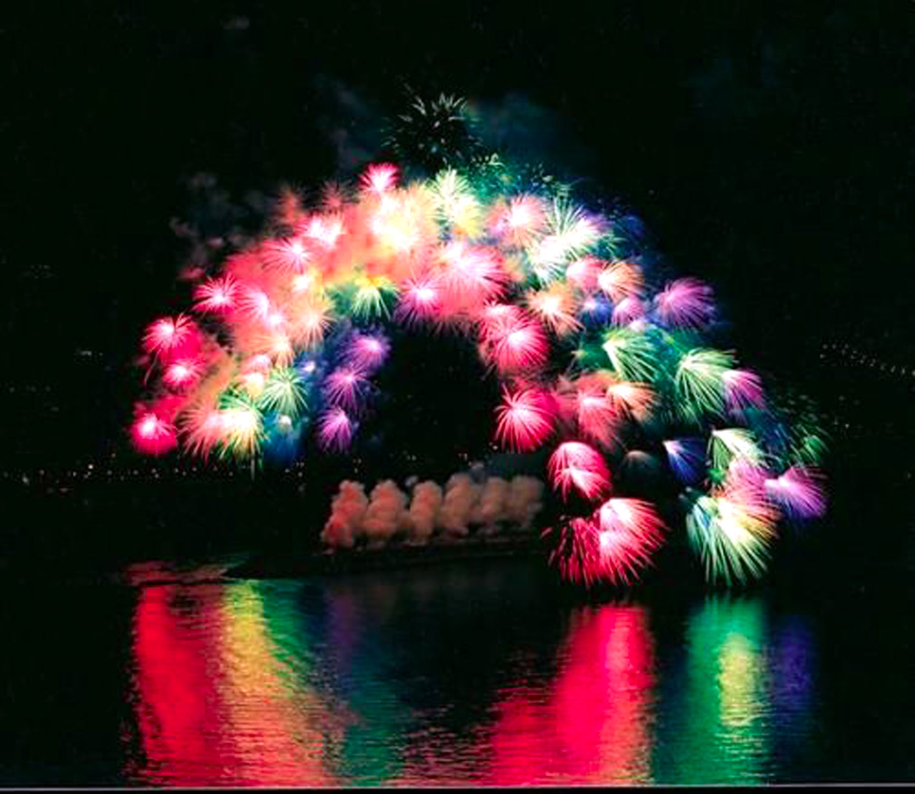 How Do Professionals Make The Colours In Fireworks?